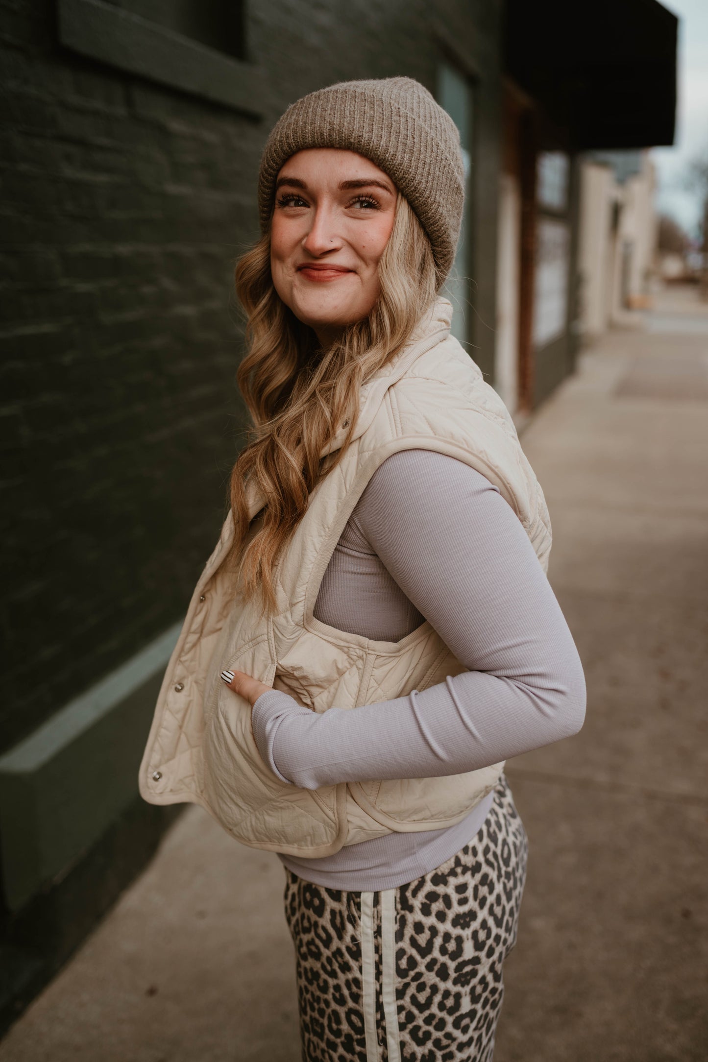 WOVEN CREAM LIGHTWEIGHT VEST