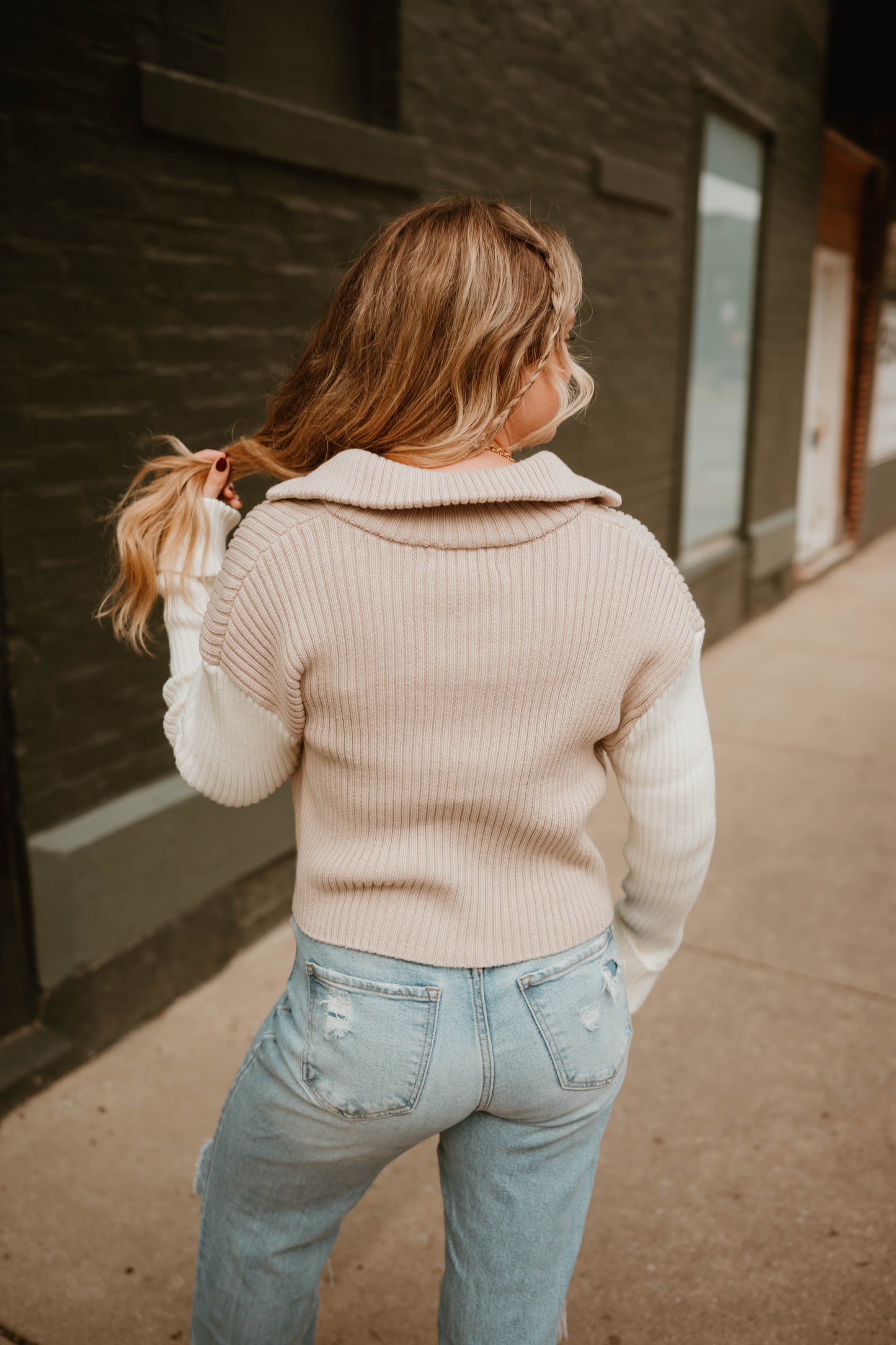 CONTRAST SLEEVE CROPPED SWEATER