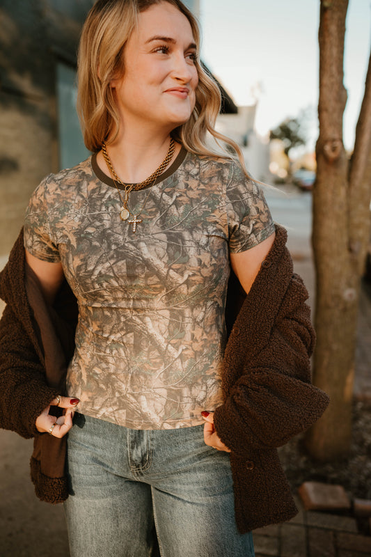 CAMO CROPPED FITTED BABY TEE