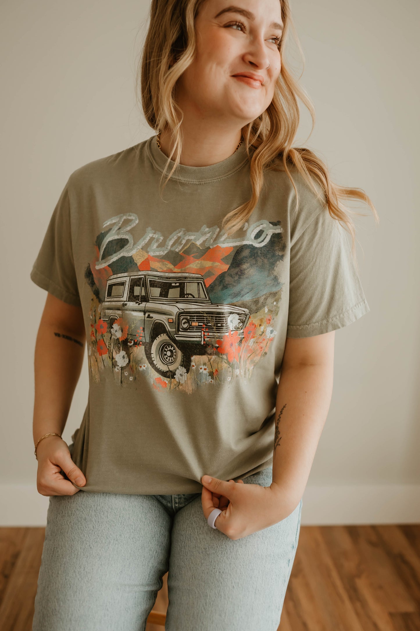 SAGE BRONCO GRAPHIC TEE