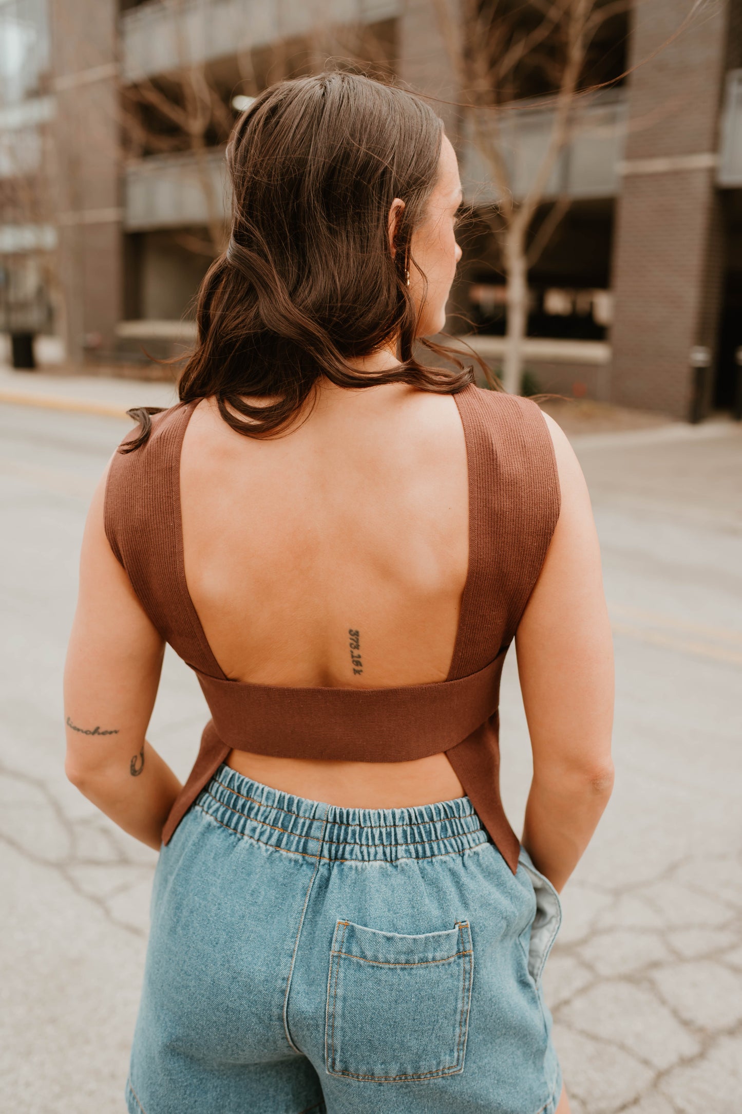 MOCHA RIBBED OPEN BACK TOP