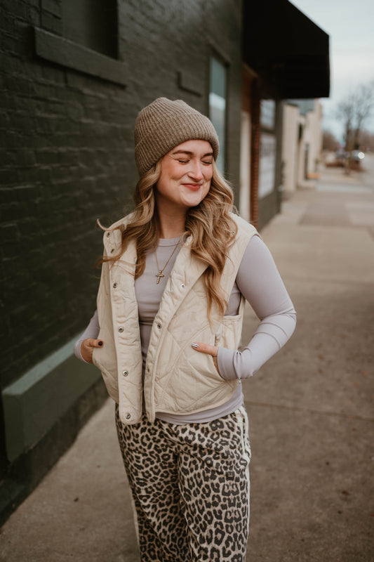 WOVEN CREAM LIGHTWEIGHT VEST