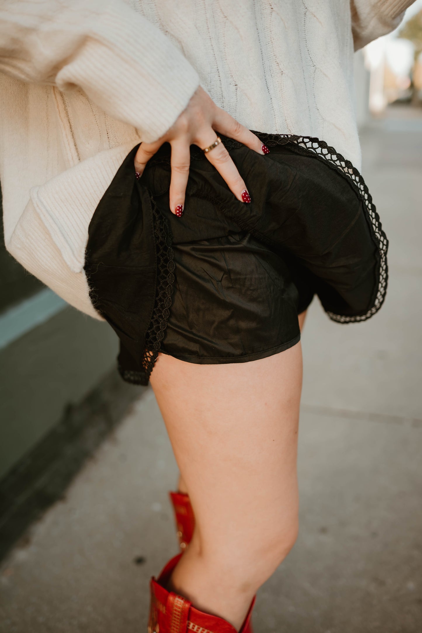 BLACK TIERED MINI SKORT