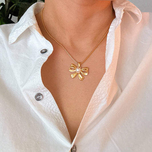 Perfect Bow And Pearl Necklace