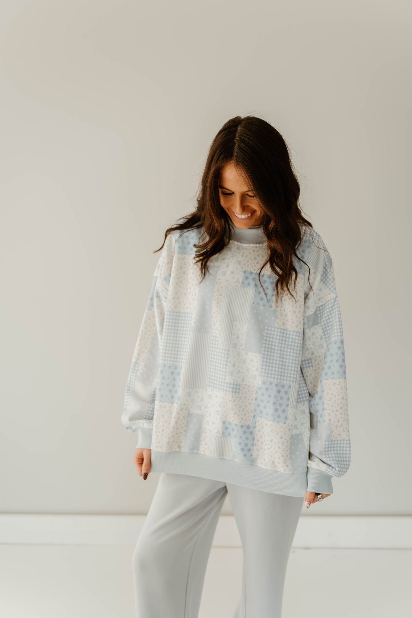 MOCK NECK PATCH PRINT SWEATSHIRT