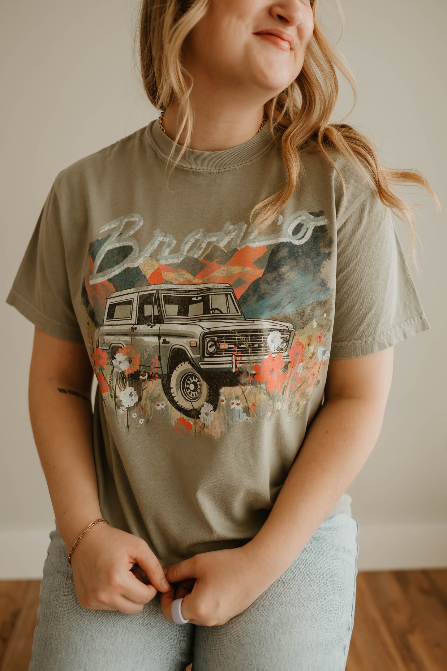 SAGE BRONCO GRAPHIC TEE