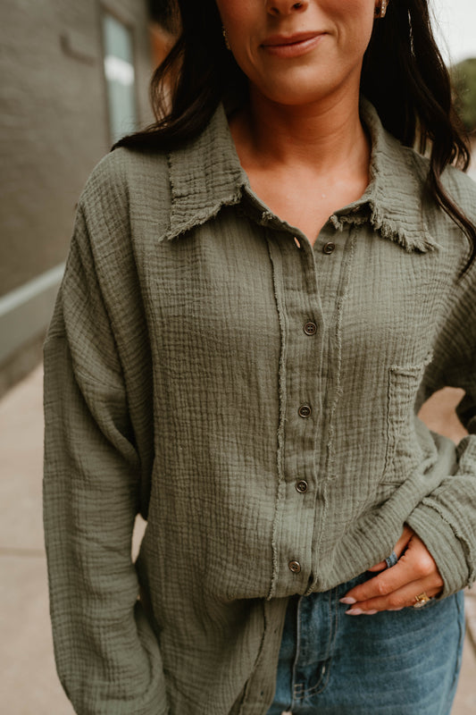 OLIVE GAUZE BUTTON DOWN