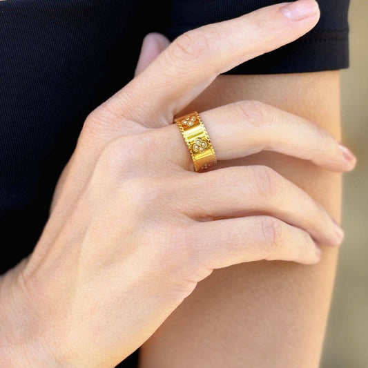 TARNISH RESISTANT GOLD PLATES CLOVER BAND