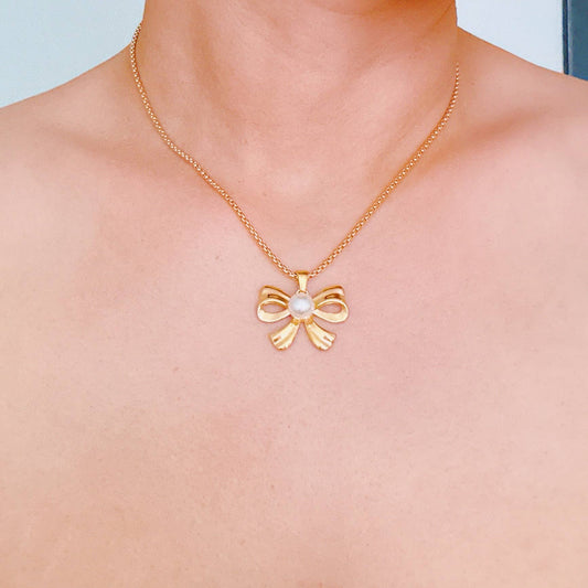 Perfect Bow And Pearl Necklace