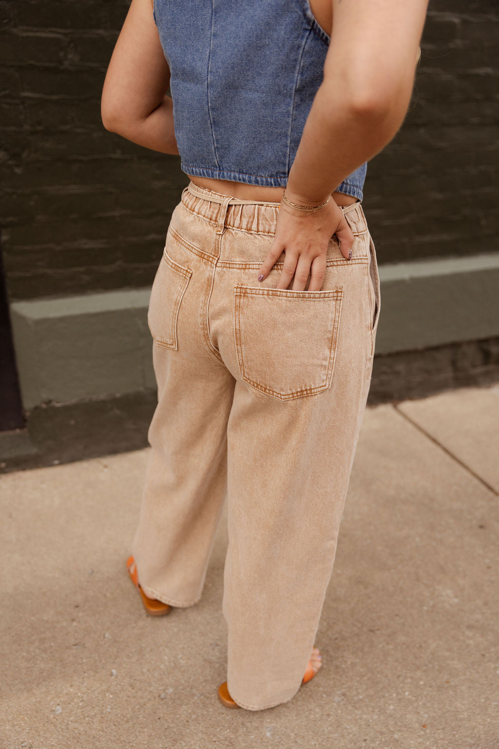 TAN MINERAL WASH BARREL JEANS