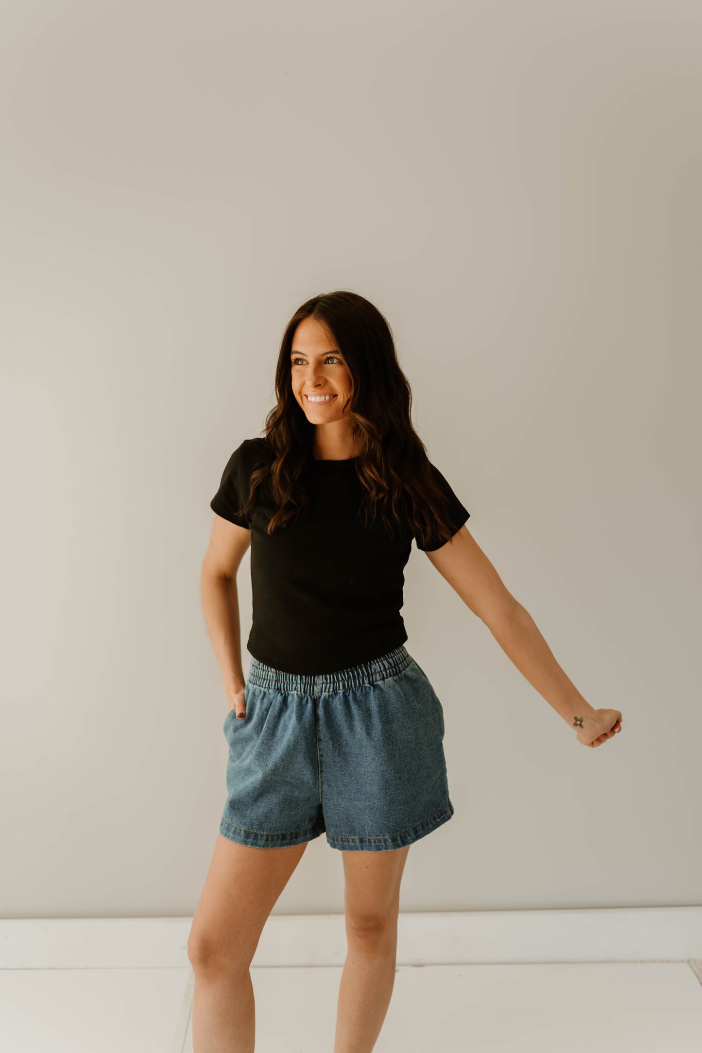 BLACK RIBBED SHORT SLEEVE BASIC