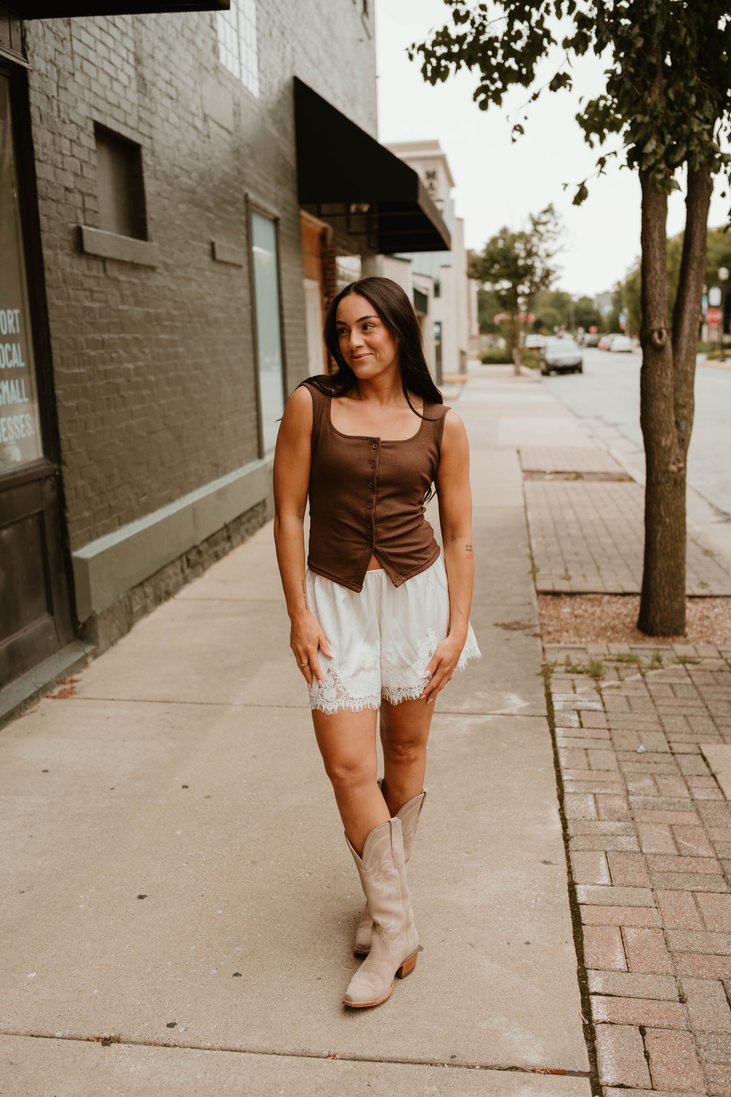 BROWN SPLIT HEM TANK TOP