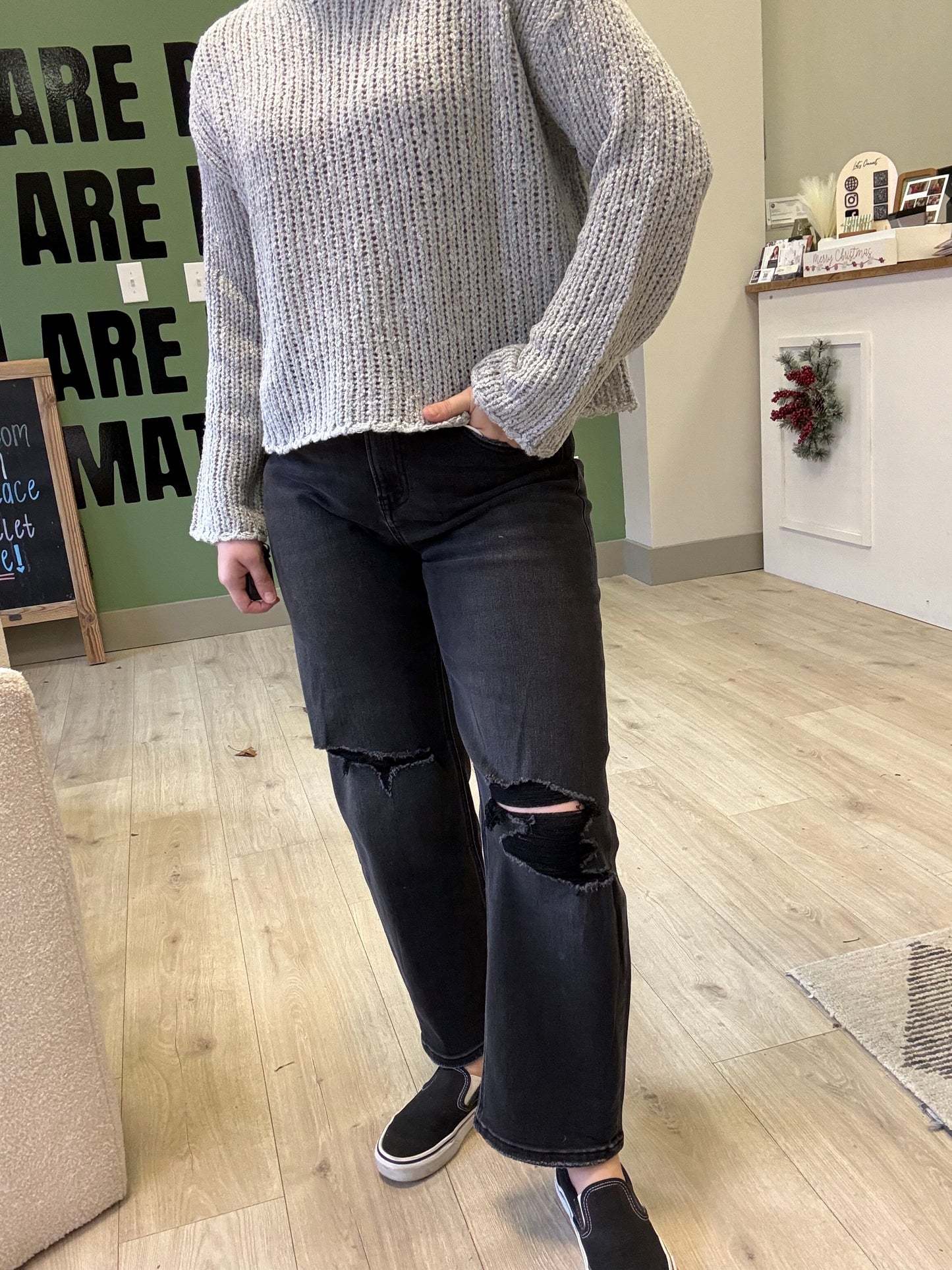 DISTRESSED BLACK BARREL JEANS