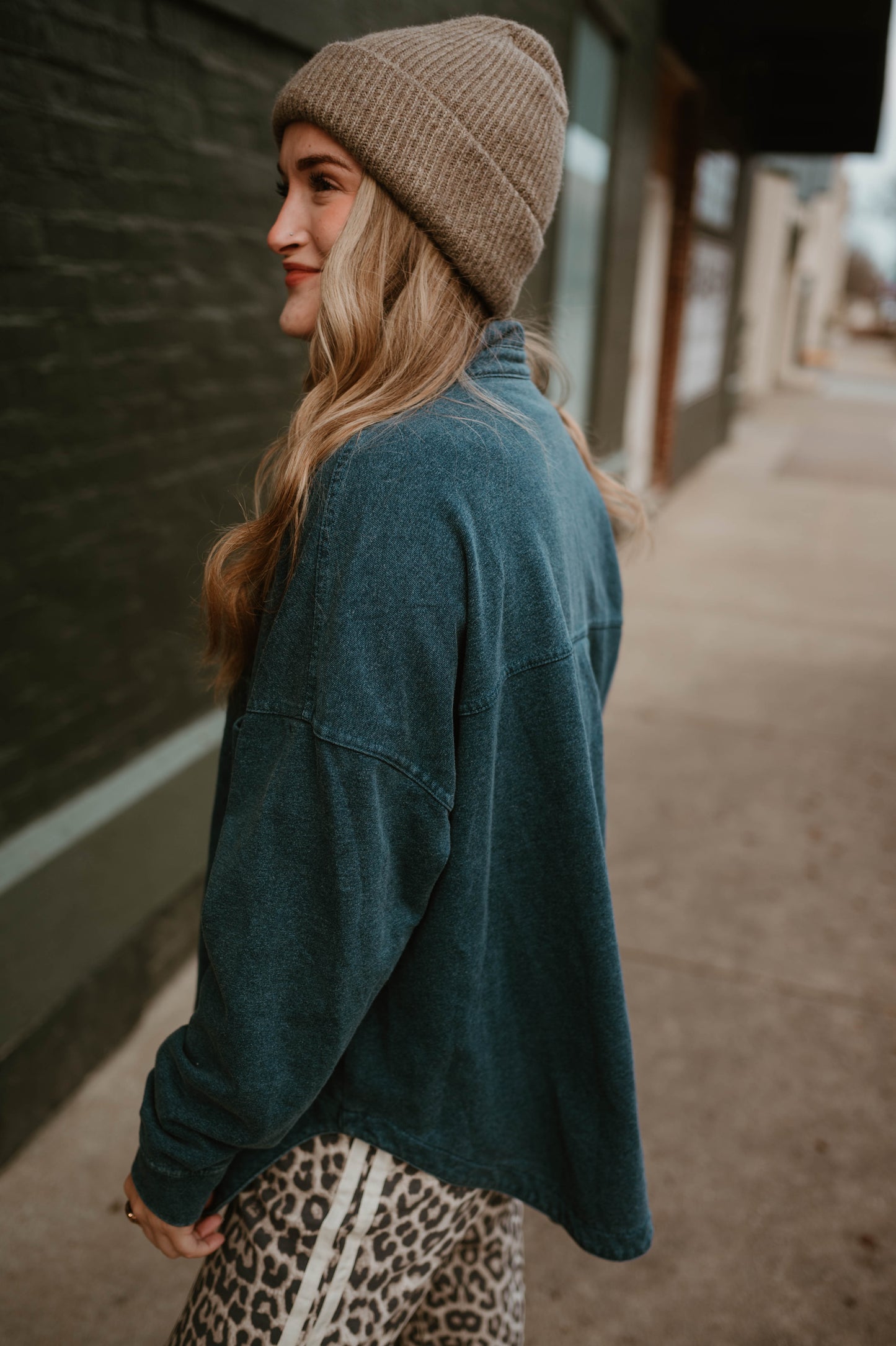 RELAXED DARK DENIM BUTTON DOWN