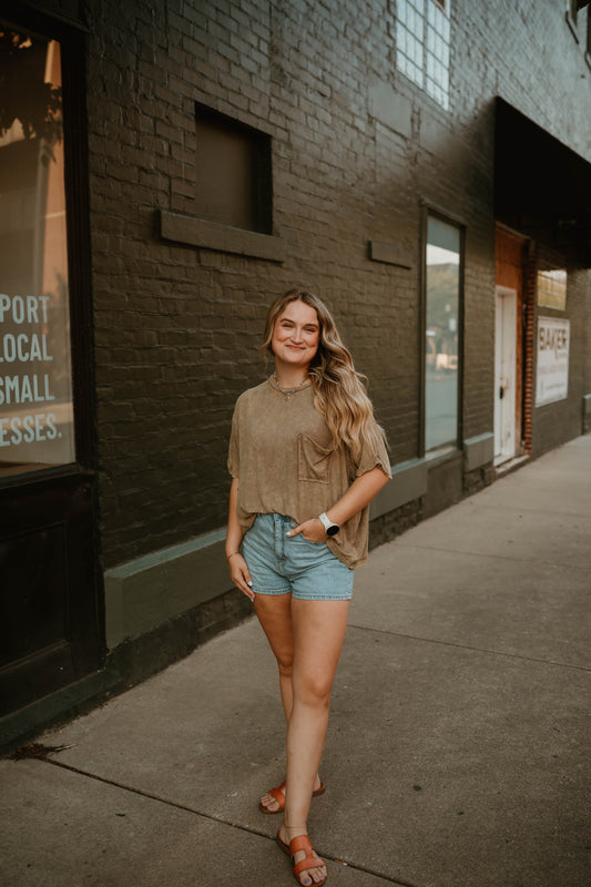 MOCHA RIBBED POCKET TEE