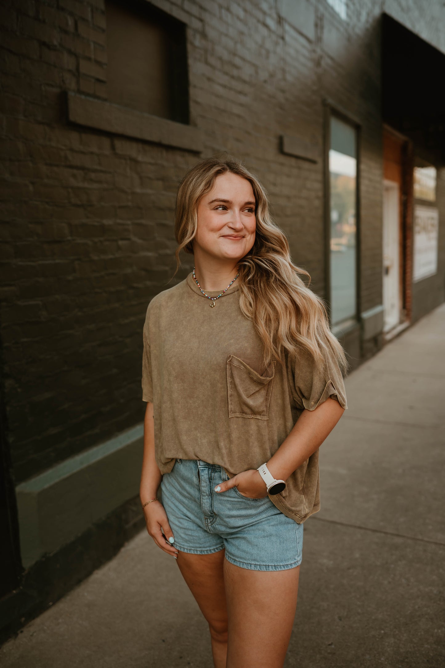 MOCHA RIBBED POCKET TEE