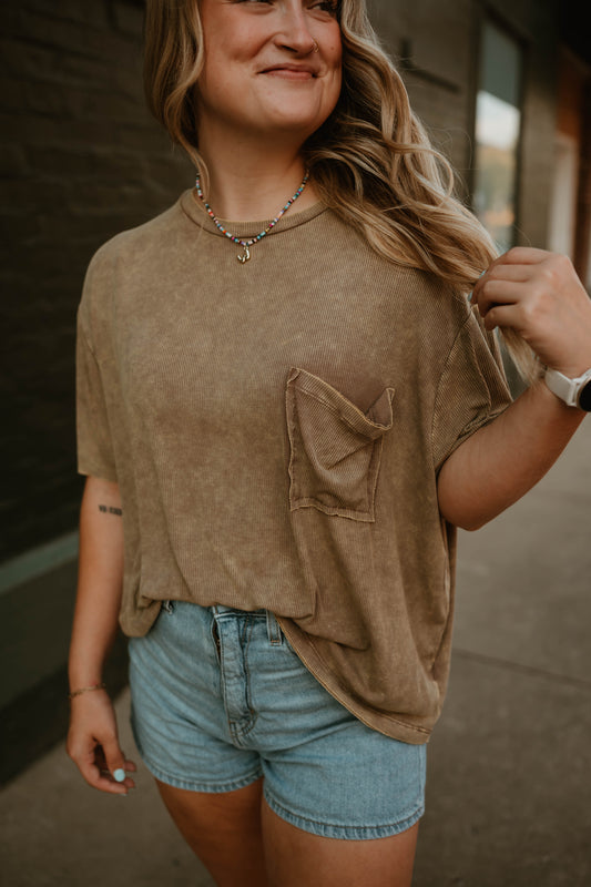 MOCHA RIBBED POCKET TEE
