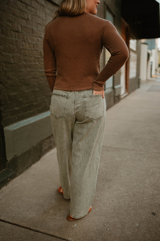 OLIVE MINERAL BARREL JEANS