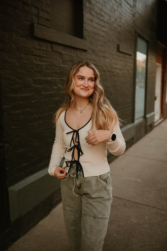 CREAM + NAVY TIE FRONT TOP
