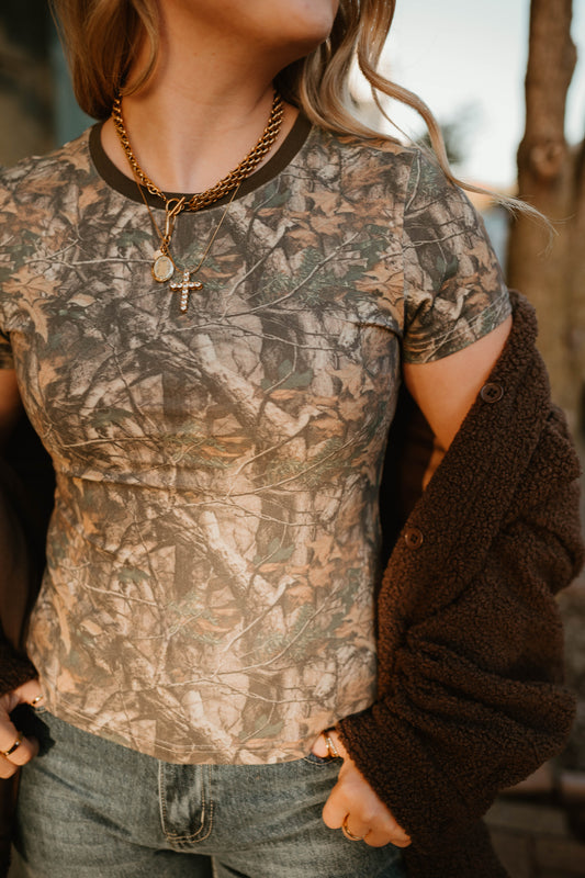 CAMO CROPPED FITTED BABY TEE