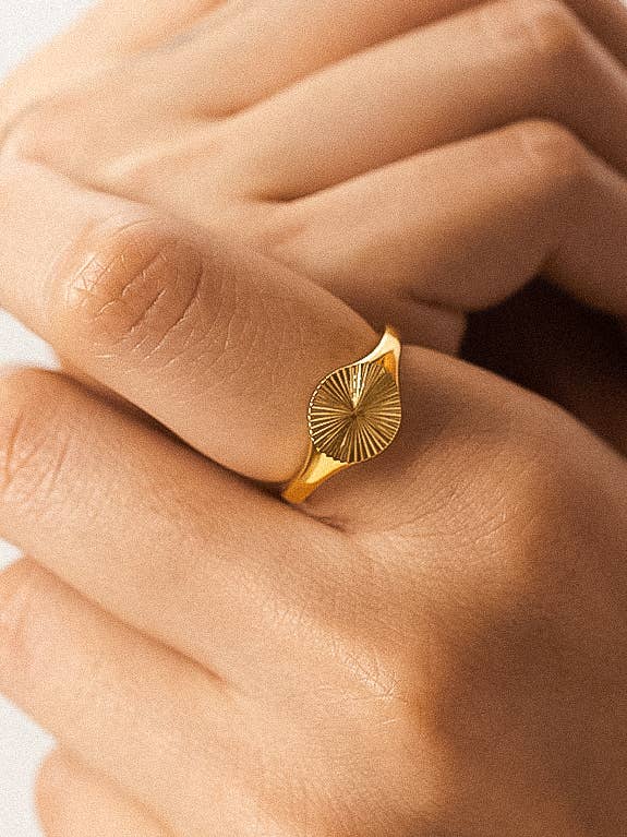 MODERN SIGNET GOLD RING
