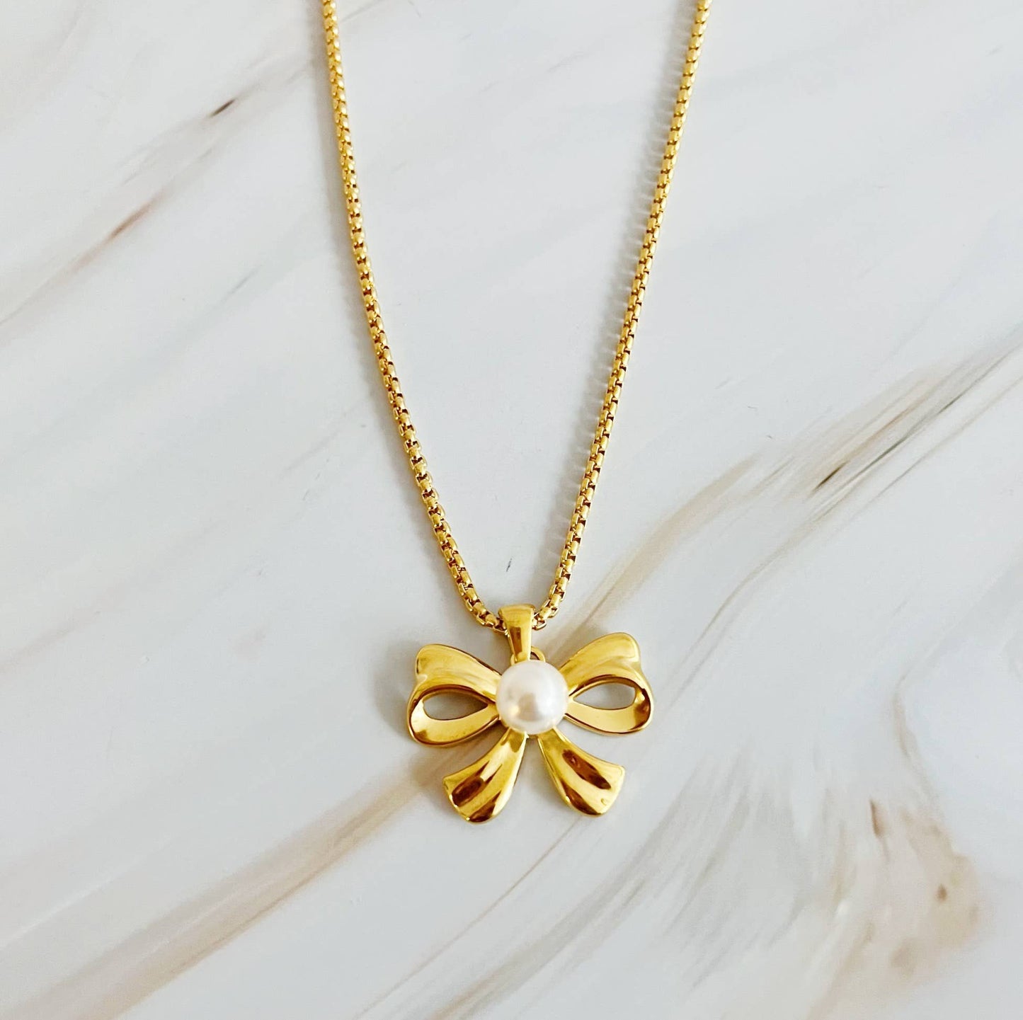 Perfect Bow And Pearl Necklace