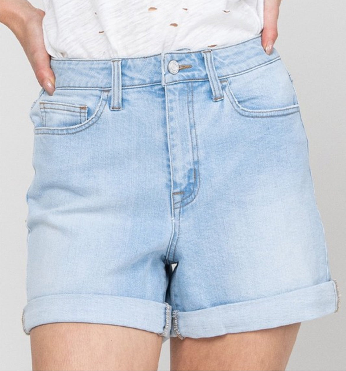 LIGHT WASH DENIM SHORTS